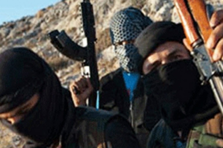 القصرين : مجموعة إرهابية تتزود بالمؤونة وتجبر شابين على نقلهم إلى الجبل