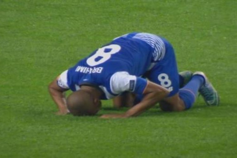 هدف و سجدة من الجزائري براهيمي تستفز فريق الكيان الصهيوني