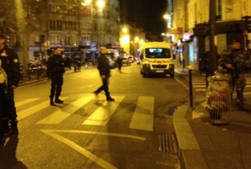 هولاند يعلن حالة الطوارئ إثر سلسلة هجمات في باريس توقع عشرات القتلى
