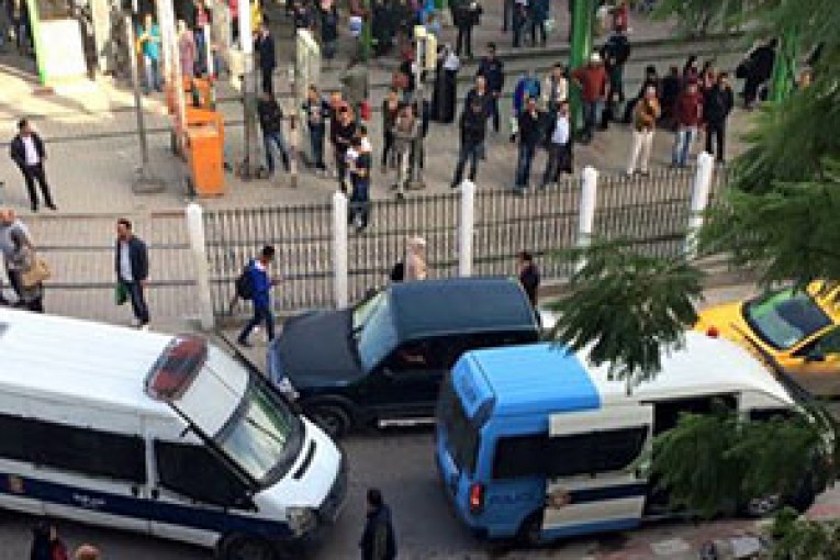 طعن شرطي خلال مناوشة بين منتصبين عشوائيا و قوات الأمن