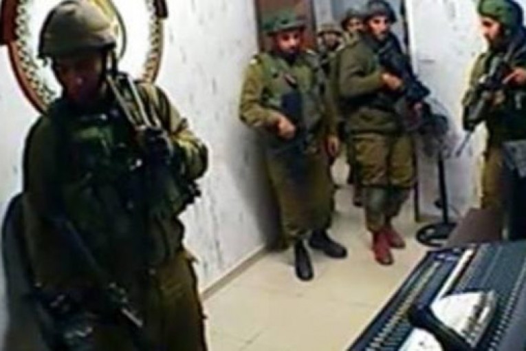 الجيش الإسرائيلي يغلق محطة إذاعية فلسطينية في الخليل