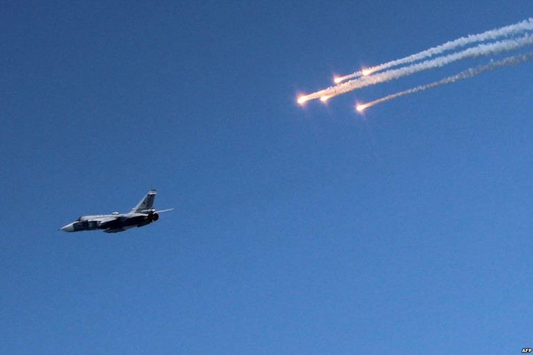 تركيا تسقط طائرة عسكرية مجهولة دخلت مجالها الجوي (بالفيديو)