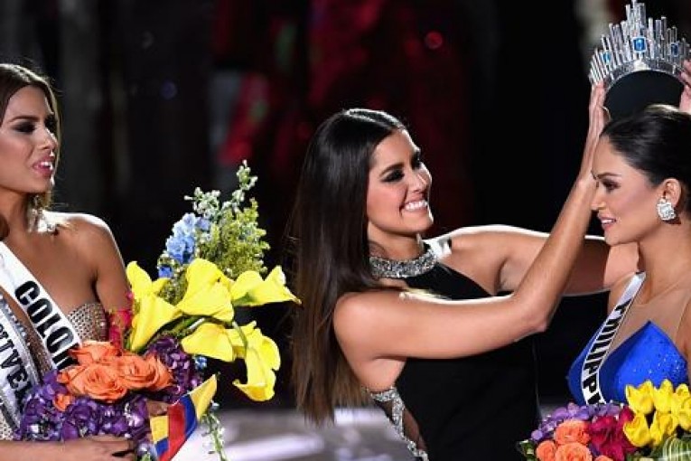 أكثر لحظة إحراجا بتاريخ “ملكة جمال الكون” (فيديو)