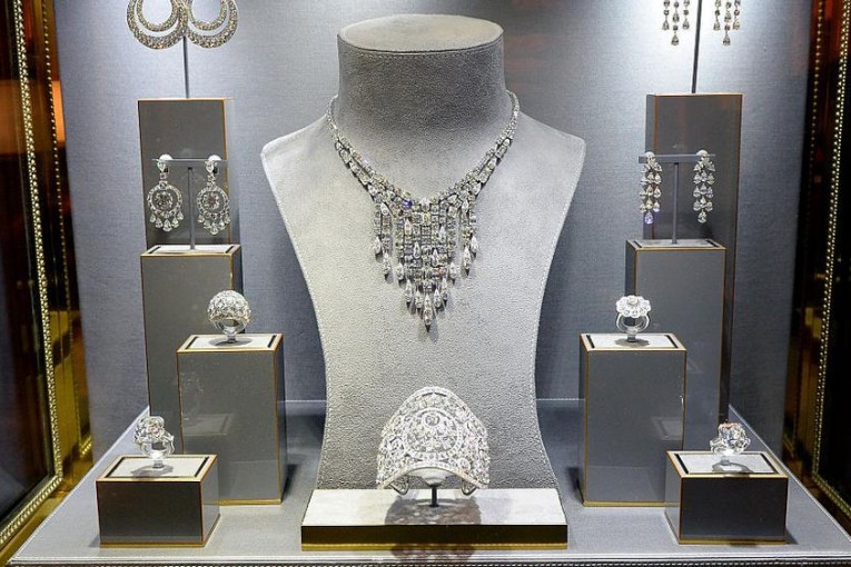 يسرقون ألماسا بقيمة 10 ملايين دولار من محل صائغ