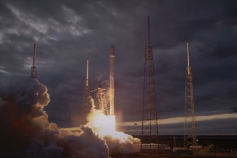 بالفيديو: تحطم الصاروخ “فالكون 9″ بعد وضعه قمرا صناعيا في مداره