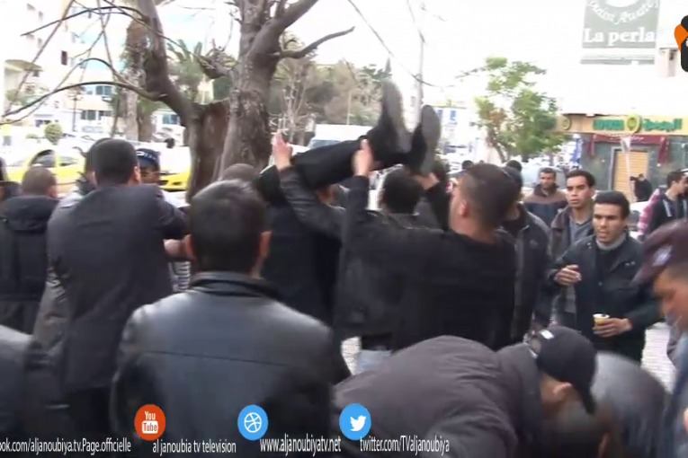 كــواليس الحدث : وقفة احتجاجية للعاطلين عن العمل من القصرين أمام وزارة التشغيل