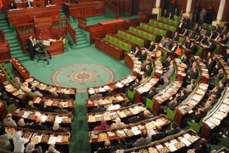 اقتطاع 100 دينار لكل نائب يتغيّب