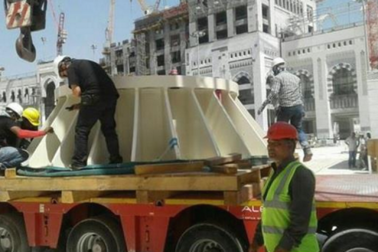 وصول قاعدة اكبر مظلة على مستوى العالم الى توسعة الحرم المكي الشريف