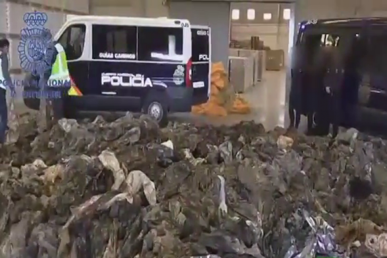 (بالفيديو) – ضبط شحنة ب20 الف بدلة عسكرية في طريقها ل”الدواعش” بعنوان ملابس مستعملة..!