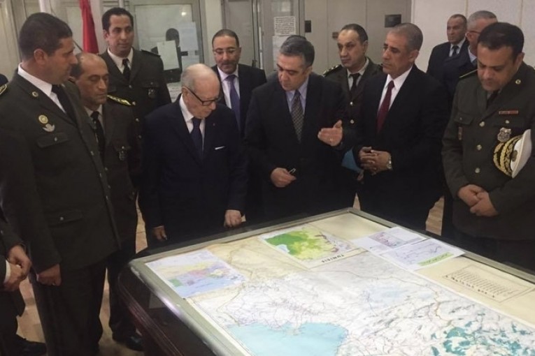 رئيس الجمهورية في قاعة عمليات ثكنة العوينة