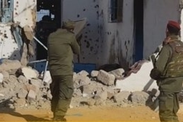 بن قردان: ارهابيون يطلقون النار على الثكنة العسكرية ثم يتحصنون بمدرسة