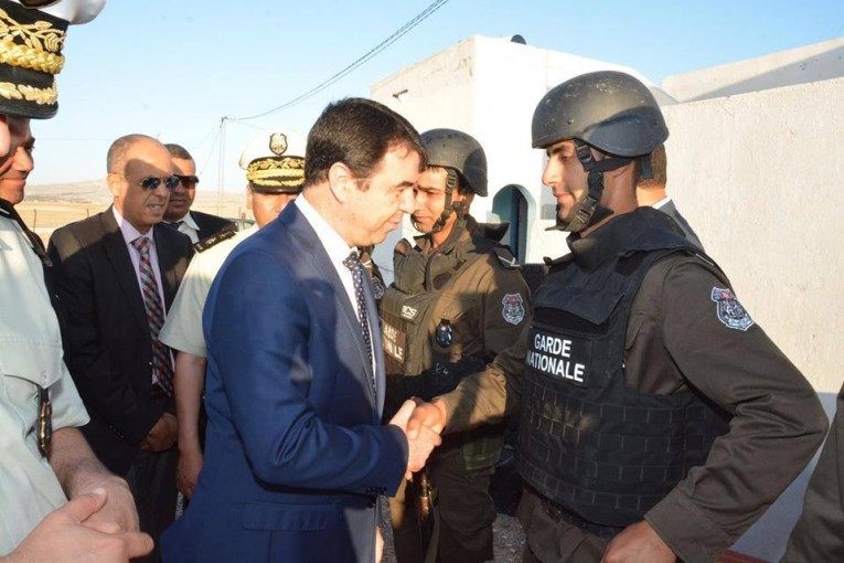 وزير الدّاخلية الهادي مجدوب يؤدي زيارة عمل ميدانية إلى المراكز الحدودية المتقدّمة بولاية الكاف