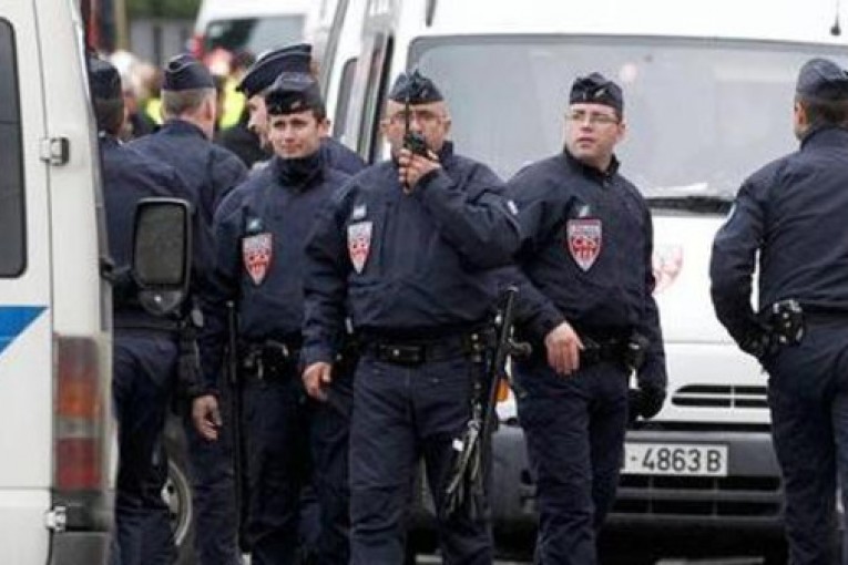 الشرطة الفرنسية تحاصر فندقا يتحصن فيه مسلح