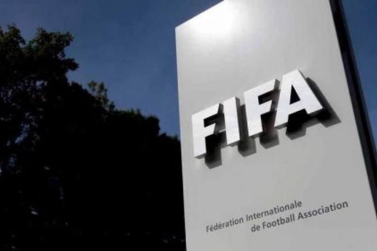 الاتحاد الدولي لكرة القدم تطالب بإيقاف الرئيس السابق لجامعة جنوب إفريقيا لكرة القدم