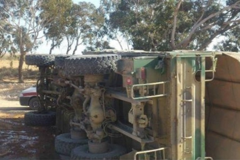 انقلاب سيارة عسكرية تسفر عن إصابة 10 جنود