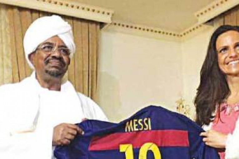 قميص ميسي “المرسل” إلى البشير.. هذه قصّة السيدة الغامضة التي خدعت الرئيس السوداني