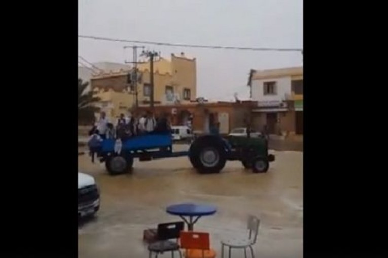 بعد تهاطل الأمطار.. شاهد “النقل المدرسي” بنفطة