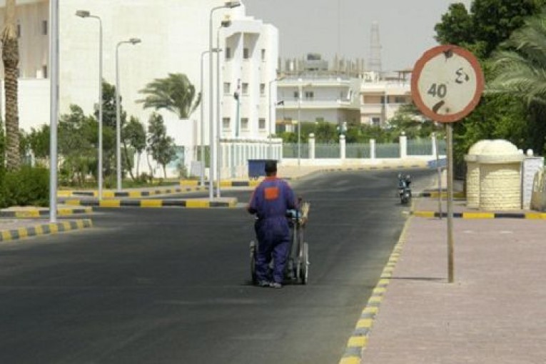 مصر: “كرة قدم” تخدع عامل نظافة وتقتل طفله