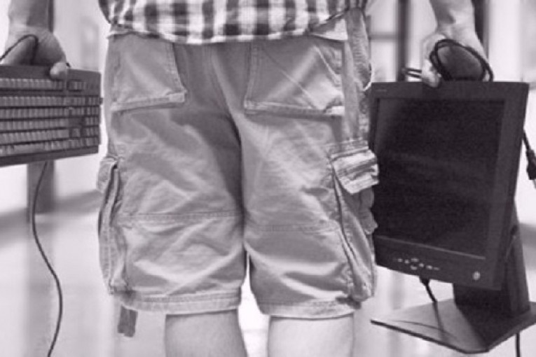 القيروان : إيقاف سارقي 5 حواسيب من المعهد العالي للدراسات السياسية والقانونية