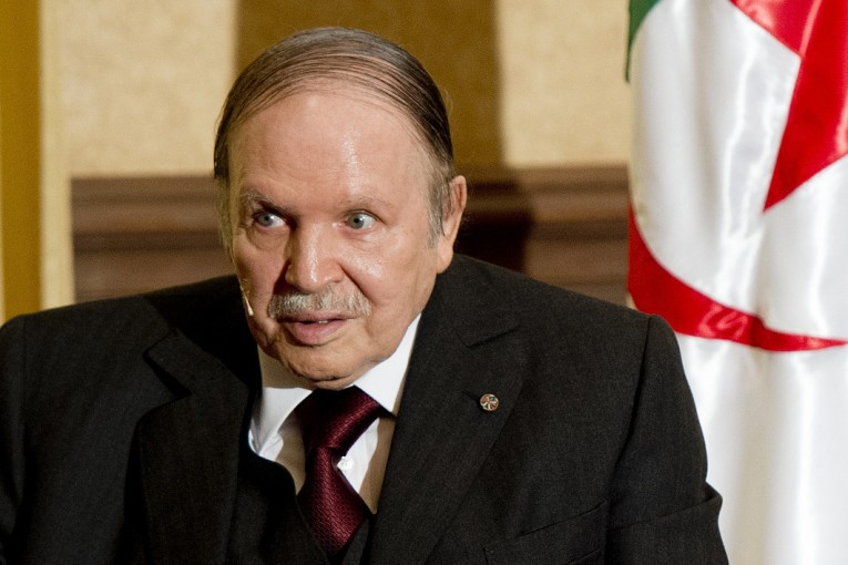 بوتفليقة يحذر من خطر المتاجرة بالأسلحة وتهريب المخدرات على أمن المنطقة