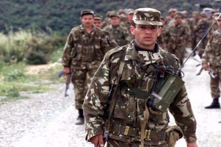 الجزائر : ضبط كمية كبيرة من الأسلحة والذخيرة على الحدود مع مالي