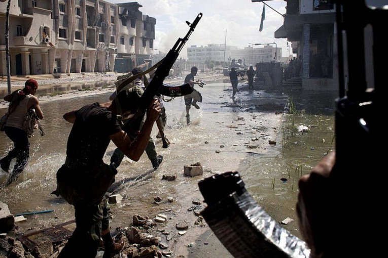 ليبيا : غارات أمريكية على سرت واشتباكات في طرابلس