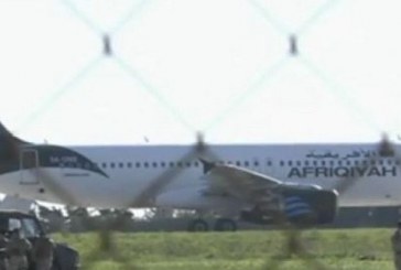 أنباء  عن إطلاق سراح ركاب الطائرة الليبية المختطفة والإبقاء على الطاقم
