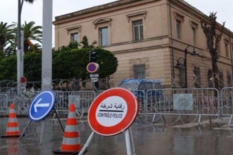 تونس العاصمة: ازالة الاسلاك الشائكة أمام سفارة فرنسا