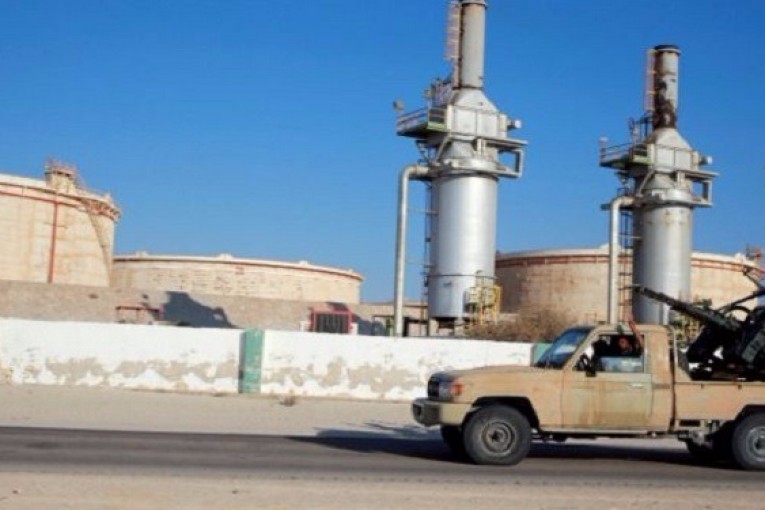 ليبيا : القوات الحكومية تعتقل داعشيين فارين سباحة من سرت