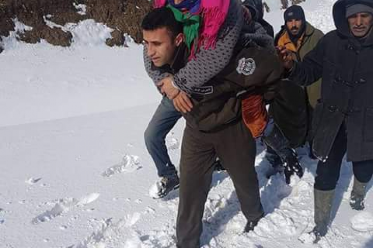 بالصور : الجيش والحرس يجليان المحاصرين بالثلوج في عين دراهم