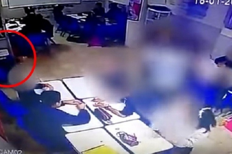 فيديو صادم لتلميذ يطلق النار على معلمته وزملائه في المدرسة!