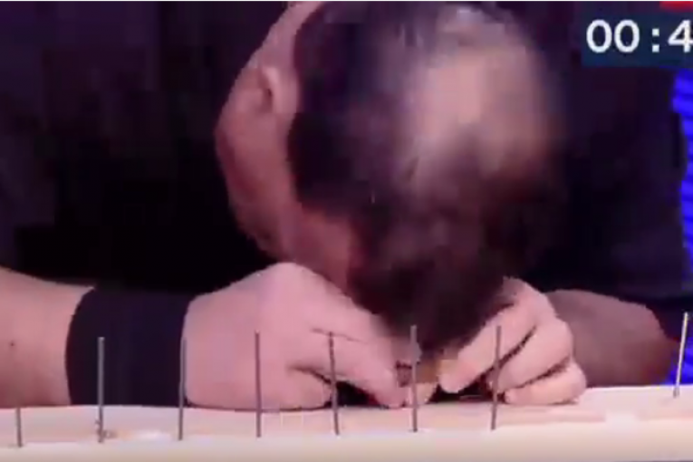 فيديو : دخل ” غينيس” للأرقام القياسية بعد أن دقّ 38 مسمارا برأسه في أقل من دقيقتين