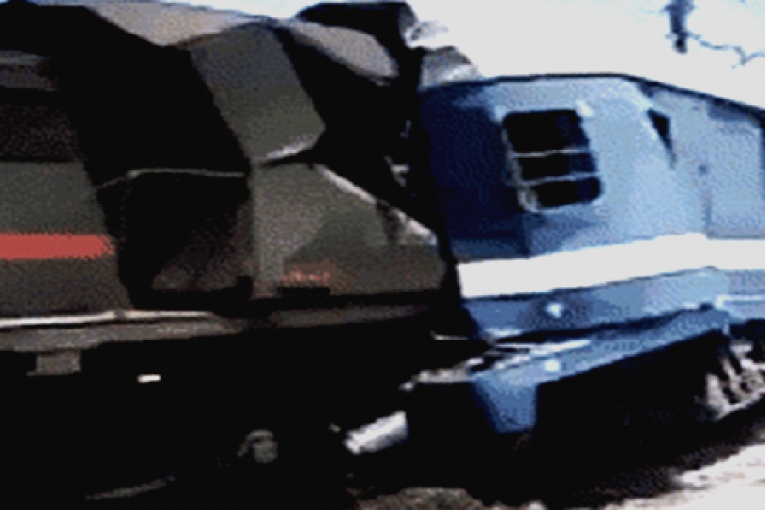 تفاصيل حادث اصطدام القطارين بمقرين