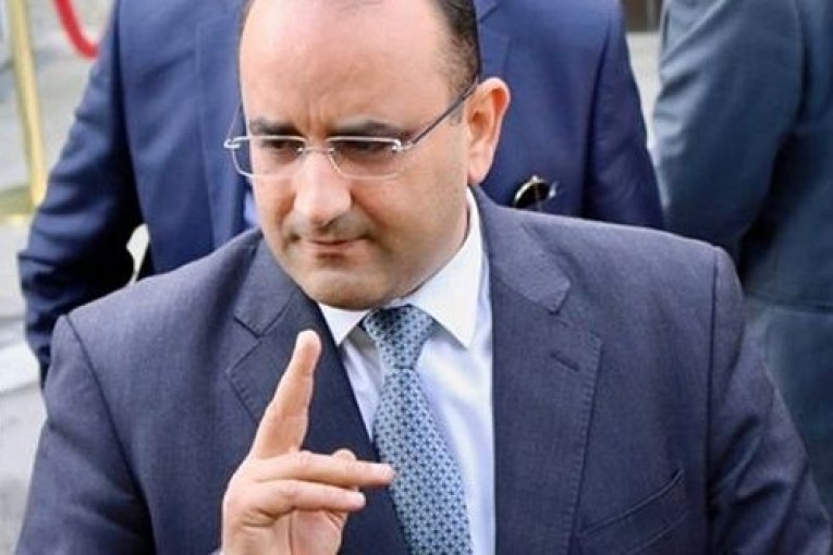 وزير النقل يتحوّل إلى مطار قرطاج ويتوعد باتخاذ اجراءات ردعية