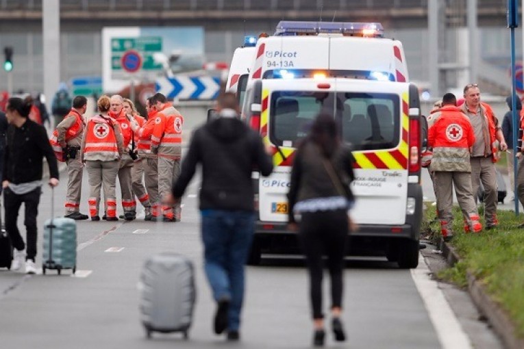 فرنسا: اعتقال والد وشقيق منفذ هجوم مطار أورلي