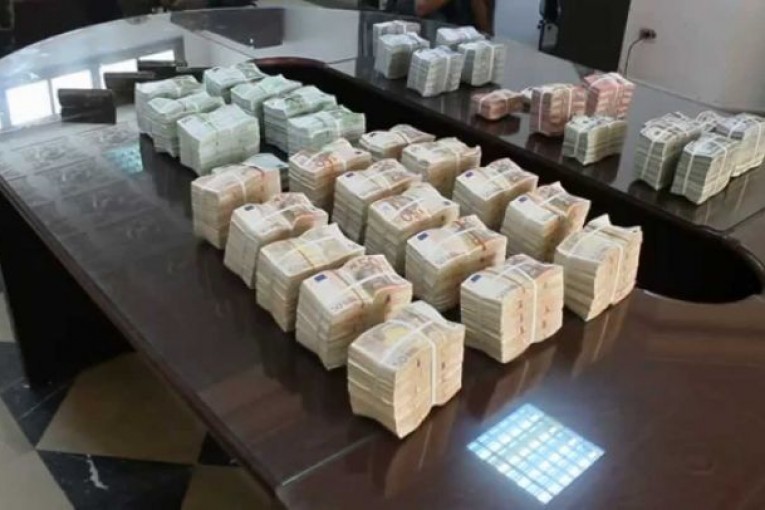 صفاقس: الحرس الديواني يطيح بشبكة تهريب أموال يتزعمها موظف بشركة تونسية