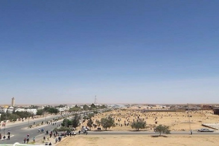 تطاوين: الإحتجاجات تتحول امام مقر اقليم الامن الوطني والامن يستخدم الغاز المسيل للدموع