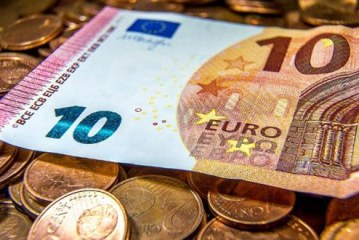 الأورو يبلغ مستوى قياسي جديد و  الدولار في انزلاق