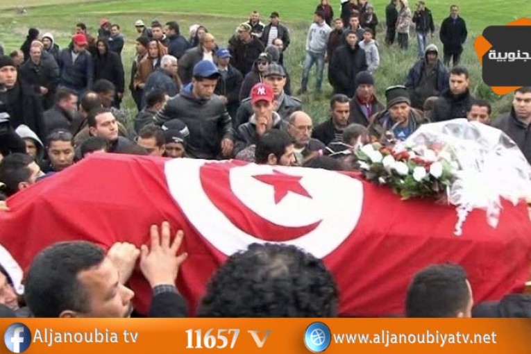 سيدي بوزيد: عدد من الأهالي وعائلة الشهيد خليفة السلطاني يرفعون ‘ديقاج’ في وجه الوالي ويؤكدون أنهم ‘لن يقبلوا سوى وزير الدفاع’