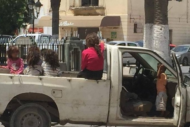 وجهت له تهمة الاتجار بالبشر:ايقاف صاحب الشاحنة التى كانت تجوب الشوارع وعلى متنها أطفال تحت أشعــة الشمس الحارقة