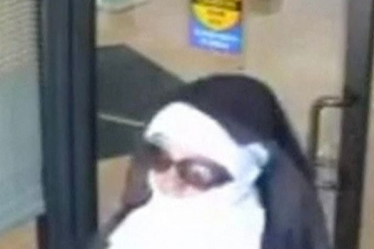 بالصور.. “راهبتان” تسرقان مصرفاً في وضح النهار!