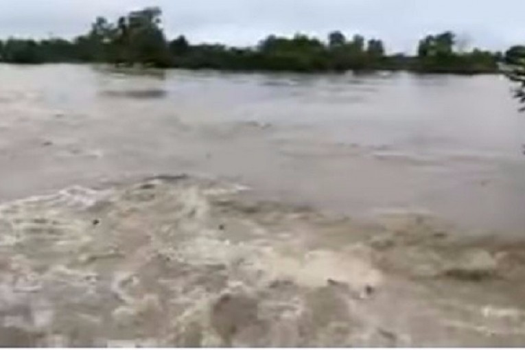 الهند: سقوط أم وابنها من الجسر اثناء محاولتهما الهرب من الفيضانات (فيديو)