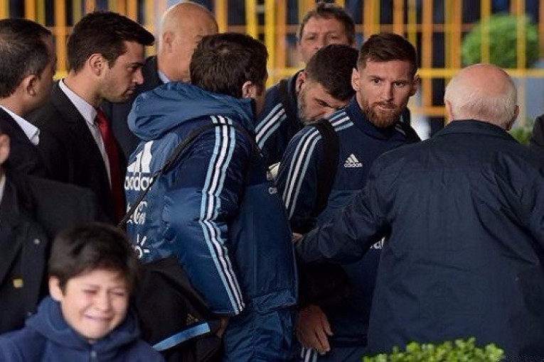 ميسي يتدخل للسماح لطفل بالتصوير معه بعد رفض الأمن ! (فيديو)