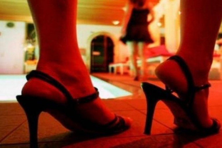 إستدرجتهم لليلة حمراء : موظفة بنزل تحيلت على إطار بارز وفنان ورجل أعمال