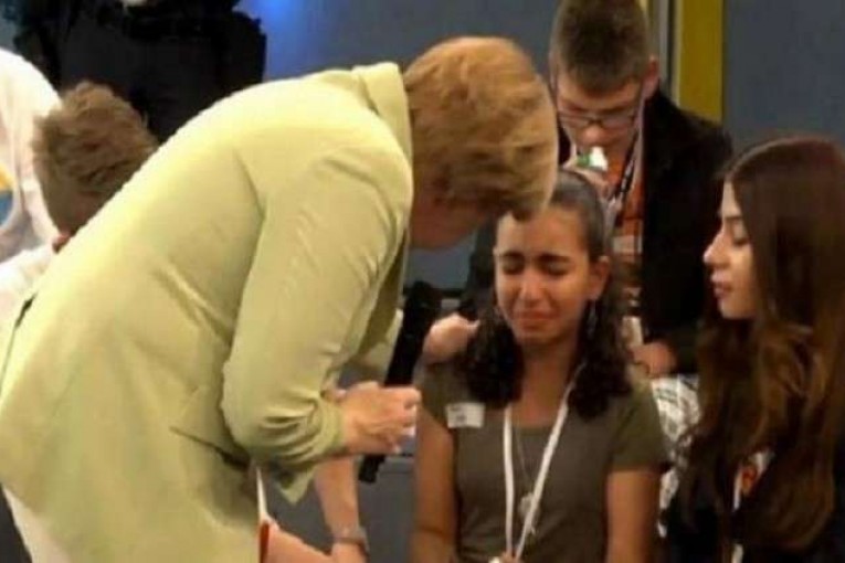 بعد أن أبكتها ميركل..منح الإقامة الدائمة في ألمانيا لفتاة فلسطينية
