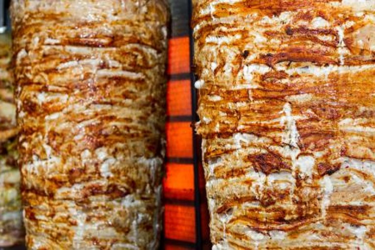 وزارة الداخلية : لا صحة لترويج مطعم “شاورما” من لحوم القطط