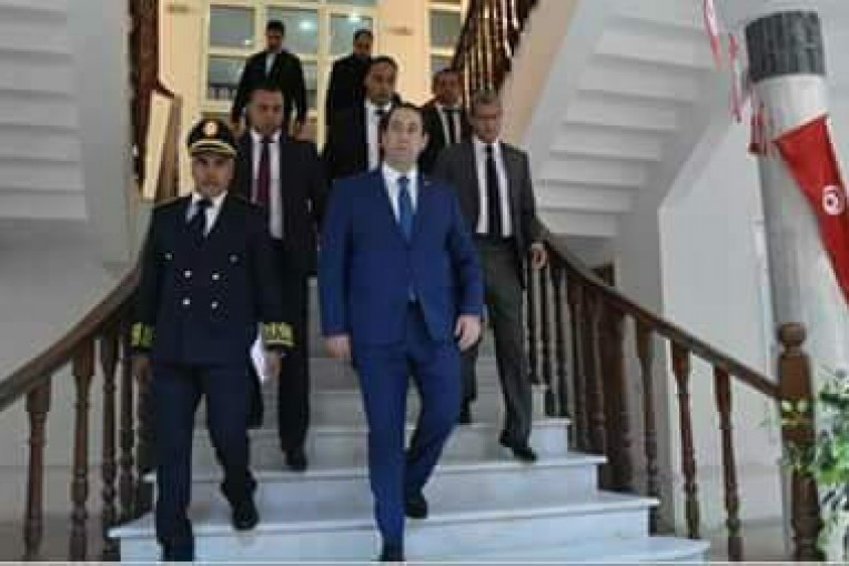 من مقر ولاية قابس ..إجتماع مغلق  بإشراف رئيس الحكومة يوسف الشاهد (صور)