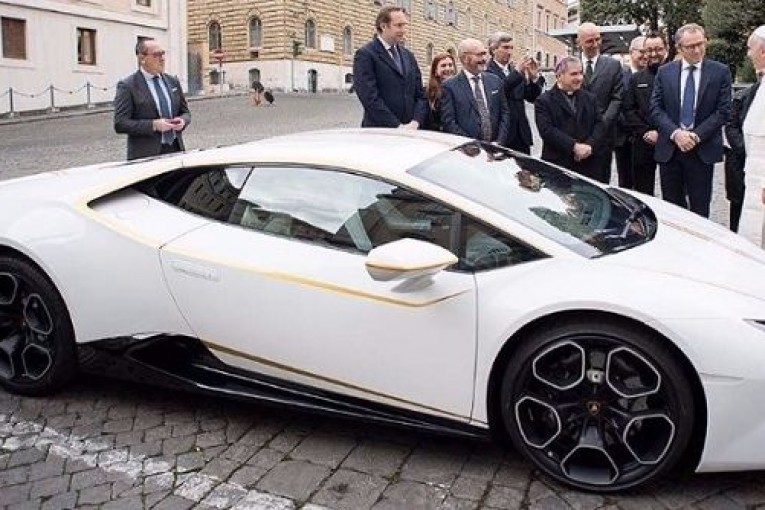 ”البابا” يتحصل على لامبورغيني هدية (فيديو)