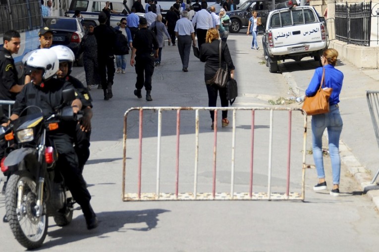 حي التضامن : مسلّحون يُهاجمون منزلا بالسيوف والسكاكين