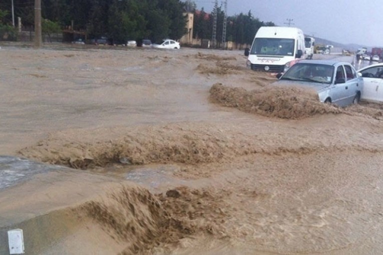 بسبب تهاطل الأمطار: إنقطاع حركة المرور بهذه المناطق